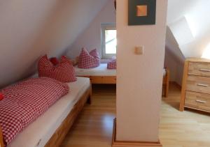 een kleine slaapkamer met een bed en een raam bij Ferienhaus Am Nordstrand in Prerow