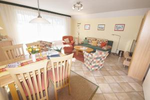 cocina y sala de estar con mesa y sillas en Meer, Whg 16 en Zingst