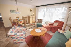 sala de estar con sofá, sillas y mesa en Meer, Whg 16 en Zingst