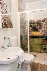 メッペンにあるFamilienhof Brüning - Doppelzimmer Waldesruh IIのバスルーム(洗面台、トイレ付)、窓が備わります。