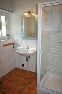 uma casa de banho com um lavatório e um chuveiro em Ferienhof Rauert Haus 1 em Todendorf auf Fehmarn