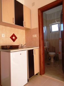 ブドヴァにあるApartments Nedovic-Jazのキッチン(シンク、トイレ付) +28枚の写真