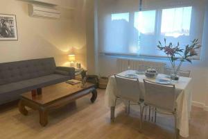 ein Wohnzimmer mit einem Tisch und einem Sofa in der Unterkunft apartamento centro historico Zaragoza in Saragossa