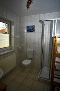 Et badeværelse på Ferienhaus am Vogelpark - Trebelhaus Gesine