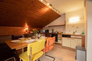 kuchnia z drewnianym sufitem i drewnianym stołem w obiekcie Ferienwohnung Brent WILD023 w mieście Dorf