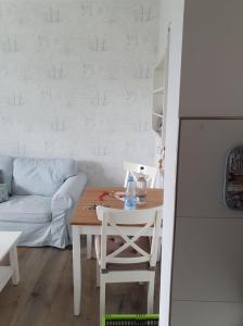 a living room with a table and a couch at Fehmarn-OstseeferienStrandresidenz VogelflugApp 9 in Fehmarnsund