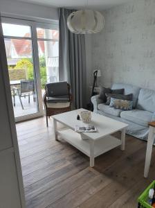a living room with a couch and a coffee table at Fehmarn-OstseeferienStrandresidenz VogelflugApp 9 in Fehmarnsund