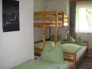 sypialnia z dwoma łóżkami piętrowymi w pokoju w obiekcie Haus Daniel w Neustift im Stubaital