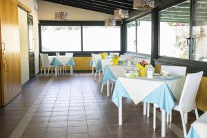 A restaurant or other place to eat at Le Vanille