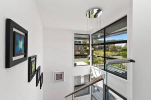 TV i/ili multimedijalni sistem u objektu The Gallery Bass Dreaming Absolute Ocean Views Wifi