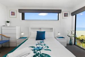 Krevet ili kreveti u jedinici u okviru objekta The Gallery Bass Dreaming Absolute Ocean Views Wifi