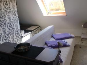 a room with two beds with purple pillows and a window at Ostseebrise 1 in Zingst