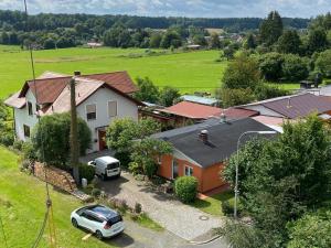 een luchtzicht op een huis met een auto op de oprit bij Ferienwohnung Turmblick in Marienrachdorf