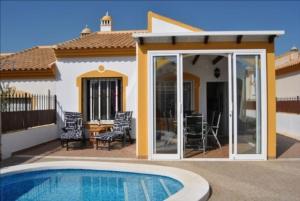 een villa met een zwembad voor een huis bij Casa Aurelia in Mazarrón