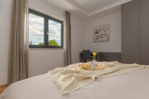 Ένα ή περισσότερα κρεβάτια σε δωμάτιο στο Spacious New design Villa Vitis Vitae, private pool ,1400m2 garden , Central Istria +56 φωτογραφίες