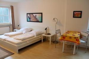 ハイリゲンハーフェンにあるHaus Wagner App 2のベッドルーム1室(ベッド1台、ランプ付きテーブル付)