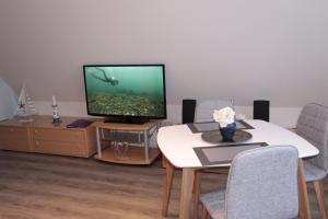 TV a/nebo společenská místnost v ubytování Haus Seepferdchen - Whg 9