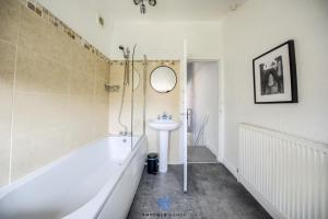 Gallery image of Coventry Stylish House, City Centre, Free Parking, Sleeps 5, by EMPOWER HOMES in Spon End