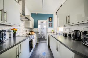 Kuchyňa alebo kuchynka v ubytovaní Coventry Stylish House, City Centre, Free Parking, Sleeps 5, by EMPOWER HOMES