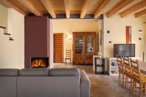 uma sala de estar com um sofá e uma lareira em Villa Cipressi - Luxuri Lounge - em Malcesine
