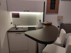 Nhà bếp/bếp nhỏ tại Luca Giordano 142 B&B