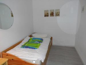 ハイリゲンハーフェンにあるLübker, FP L-3-8の鏡付きの部屋の小さなベッド1台