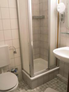 ハイリゲンハーフェンにあるLübker, FP L-3-8のバスルーム(シャワー、トイレ、シンク付)
