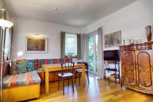 een woonkamer met een bank en een tafel bij Alte Schmiede - 21847 in Zingst