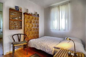 een slaapkamer met een bed, een stoel en een raam bij Alte Schmiede - 21847 in Zingst