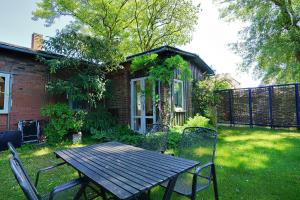 een tafel en stoelen voor een huis bij Alte Schmiede - 21847 in Zingst