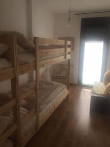 Cette chambre comprend 2 lits superposés et une fenêtre. dans l'établissement Apartamento Balcón de Jaca, à Jaca