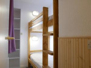 ラ・プラーニュにあるAppartement La Plagne, 3 pièces, 6 personnes - FR-1-329-47のはしご付きの部屋の二段ベッド1台分です。