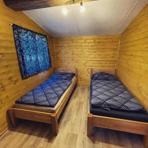 Ένα ή περισσότερα κρεβάτια σε δωμάτιο στο Domčeky na Ranči