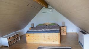 Säng eller sängar i ett rum på Ferienwohnung Thüringer Wald