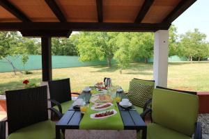 un tavolo con cibo su un patio di Residence Lorena Bungalow Lavanda 1 a Poreč (Parenzo)