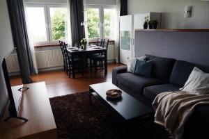 sala de estar con sofá y mesa en Ruhige Ferienwohnung mit Fernblick en Modautal