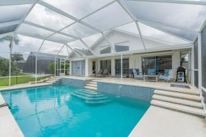 une piscine avec toit sur une maison dans l'établissement Peaceful Waterfront Pool Home home, à Palm Coast