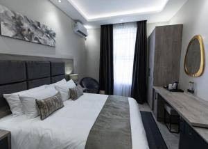 Postel nebo postele na pokoji v ubytování Luxe Suites Boutique Hotel