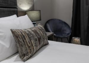 Postel nebo postele na pokoji v ubytování Luxe Suites Boutique Hotel
