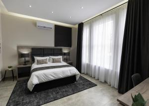 Postel nebo postele na pokoji v ubytování Luxe Suites Boutique Hotel