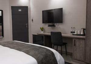 Postel nebo postele na pokoji v ubytování Luxe Suites Boutique Hotel
