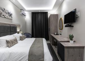 Postel nebo postele na pokoji v ubytování Luxe Suites Boutique Hotel