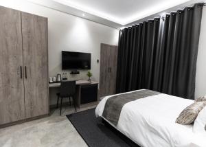 Postel nebo postele na pokoji v ubytování Luxe Suites Boutique Hotel