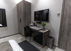TV a/nebo společenská místnost v ubytování Luxe Suites Boutique Hotel