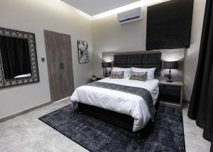 Postel nebo postele na pokoji v ubytování Luxe Suites Boutique Hotel
