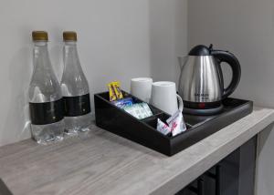 Příslušenství pro přípravu čaje a kávy v ubytování Luxe Suites Boutique Hotel
