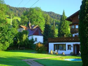 une maison au milieu d'un champ verdoyant dans l'établissement Trettach, à Ofterschwang