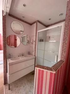 Vernou-sur-BrenneにあるLa Métairieのバスルーム(洗面台、鏡付)