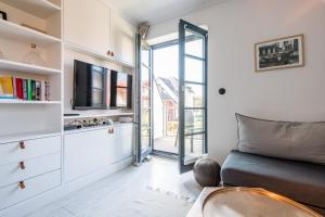 ein Wohnzimmer mit einem Sofa und einem TV in der Unterkunft Villa Maybach Whg 8 in Westerland