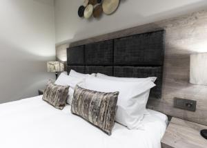 Postel nebo postele na pokoji v ubytování Luxe Suites Boutique Hotel